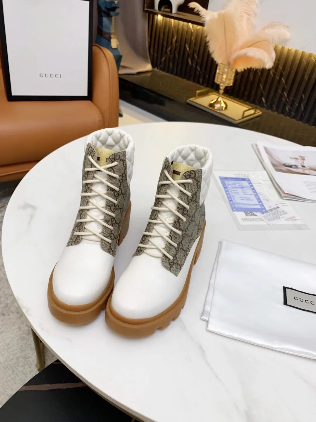 👟👟Ex-factory price 560👟👟 (Electric embroidery on the shoe collar ➕ Oil edge on the upper) The new version of Gucci GUCCI is on sale...🔥 It has a retro British style and is decorated with a LOGO cloth label on the front. Heel height: 6cm Fabric: Imported cowhide, open edge beads, lining/foot pads: upgraded cowhide 🐂 Color: black white open edge beads Code number: 34-40. 34 and 41 42 need to be customized Packaging: Comes with card and cloth bag.